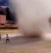 “¡Se comió al árbitro!”: un remolino irrumpe en un partido de fútbol y el locutor lo narra como una jugada