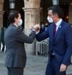 El presidente de Castilla y León, Alfonso Fernández Mañueco, y el presidente del Gobierno, Pedro Sánchez, se saluda en la plaza mayor de Salamanca.