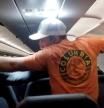 Un pasajero manosea a las azafatas y en pleno vuelo lo atan con cinta adhesiva a su asiento