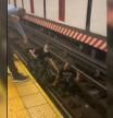 Un hombre en silla de ruedas cae a las vías del metro y es rescatado en el último momento