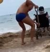 El bonito gesto de un hijo para que su madre en silla de ruedas pueda acceder a la orilla de la playa