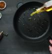 Las sartenes antiadherenes permiten cocinar con menos aceite.