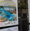 Cartel anunciando un piso en una inmobiliaria