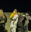 Entre los 48 afganos evacuados hasta ahora se observan varias familias con hijos menores de edad