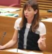 La diputada de Vox Rebeca Serna en la tribuna del Parlamento valenciano.