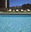 Imagen de la piscina del hotel Concordia, lugar por el que habría huido el padre de un niño hallado muerto en Barcelona