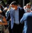 El presidente del Gobierno, Pedro Sánchez, saluda a una mujer en los jardines de Navalmoral de la Mata (Cáceres), donde habló de pensiones