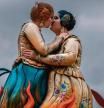 GRAFCVA8037. TORRENT (VALENCIA), 31/08/2021.-El beso lésbico de dos mujeres vestidas de fallera, que revolucionó las redes sociales en 2014 cuando fue portada de una revista gay, ha revivido su protagonismo como figura central de una falla de la sección especial de Torrent (Valencia) que el artista Raúl Martínez 