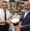 Carlos Sobera cede el gorro de capitán de 'First Dates Crucero' a Jesús Vázquez