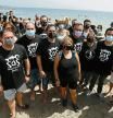 Miembros de la plataforma ILP Mar Menor posan en una fotografía durante una cadena humana convocada para guardar luto al Mar Menor, a 28 de agosto de 2021, en Murcia, (España). La plataforma ILP Mar Menor ha organizado esta cadena humana, que se extiende a lo largo de los 73 kilómetros que abarcan la laguna salada del Mar Menor. El acuífero del Mar Menor atraviesa una situación delicada en sus ecosistemas debido a las toneladas de nitratos y las decenas de millones de litros de agua dulce que llegan a esta laguna salada a través de las ramblas. 28 AGOSTO 2021;MURCIA;MAR MENOR;MAR Edu Botella / Europa Press 28/08/2021