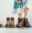 niños zapatos grandes hermanos mayores