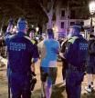 Desalojo por parte de la guardia urbana de grupos de persona haciendo botellon en la rambla del Born de Barcelona