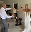 Un abuelo no puede asistir a la boda de su nieta y ella viaja 1.200km para poder bailar con él