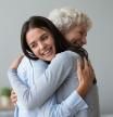 Está científicamente comprobado que dar abrazos o recibirlos tiene varios beneficios, tanto psicológicos como físicos