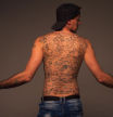 Un hombre alcanza un récord mundial por tener más de 225 firmas tatuadas en su espalda