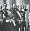 Mussolini, con varios miembros de su gobierno y representantes del Vaticano tras su encuentro con el papa en 1932.