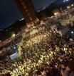 Cerca de 25.000 personas, según fuentes de la Policía Municipal, se han congregado este viernes en un macrobotellón en la Universidad Complutense de Madrid