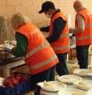 Un grupo de voluntarios prepara y envasa comida para su reparto en Alicante