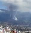 La lava continúa saliendo en el volcán de La Palma una hora después de que entrara en erupción, en una zona conocida como Cabeza de Vaca, en el núcleo de Las Manchas. La zona está próxima a donde surgió en 1949 el volcán de San Juan. Y en ella, en los últimos días, se han registrado miles de seísmos que han sido sentidos por los habitantes de la isla..