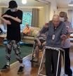 El bonito vídeo de un joven con autismo enseñado a un anciano de 101 años a bailar hip hop