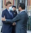 Ximo Puig saluda a Juanma Moreno Bonilla a su llegada al Palacio de San Telmo