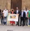 Los organizadores de la 32ª Fira del Torró de Agramunt con el cartel de la edición de este año.