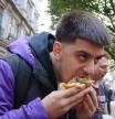 Un 'influencer' la lía al comerse una hamburguesa gigante frente a una manifestación vegana