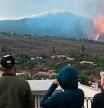 La nueva colada de lava que se formó el fin de semana y que acapara actualmente la mayor parte del flujo del volcán de La Palma obligó ayer a evacuar a unos 800 vecinos de la parte alta del pueblo de La Laguna (Los Llanos de Aridane) tras coger un camino que hasta ahora no estaba previsto y amenazar una zona habitada.