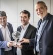 Antonio Mercero, Agustín martínez y Jorge Días, con el premio Planeta, en un hotel de Barcelona