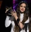 La cantante Rosalia acepta el Grammy por 