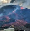 La erupción de La Palma ha entrado hoy en su sexta semana y continúa con plena vigorosidad. Hoy al mediodía se ha abierto una nueva boca que se suma a los nuevos focos de emisión que se abrieron ayer domingo en el flanco oeste del cono principal y que ha generado “enormes” emisiones de lava que provocan que las coladas crezcan en cota y amplitud.