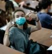 La selectividad del coronavirus se generaliza esta semana en toda España. Varios estudiantes se preparan para comenzar los exámenes de acceso a la Universidad (EBAU, Evaluación del Bachillerato para el Acceso a la Universidad) en el aula magna de la Facultad de Físicas de la Complutense en Madrid este lunes.