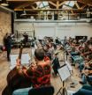 Los músicos de la GiO Symphonia ensayan en el flamante estudio de Ígor Cortadellas en el barrio de Gràcia