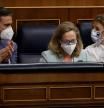 El presidente del Gobierno, Pedro Sánchez, la vicepresidenta primera y ministra de Asuntos Económicos y Transformación Digital, Nadia Calviño, y la vicepresidenta segunda y ministra de Trabajo, Yolanda Díaz, participan en la sesión de control al Gobierno en una imagen de archivo en el Congreso de los Diputados.