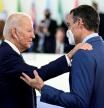 El presidente del Gobierno, Pedro Sánchez, conversa con el presidente de los Estados Unidos, Joe Biden, durante la sesión plenaria de la cumbre de líderes del G20.