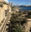 Las vías abandonadas por el Tram de Alicante en la zona de la Cantera siguen sin retirarse. Por ahí debería discurrir una vía verde litoral para bicicletas y peatones.