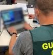 Imagen de recurso de un efectivo de la Guardia Civil rastreando alguna página web.

La Guardia Civil ha desarticulado, en el marco de la operación 'Aguas Vivas', una red dedicada a cometer estafas a través de Internet. La operación se ha saldado con la detención de 16 personas en Ribeira (A Coruña), Madrid, Parla y Móstoles (Madrid), Seseña (Toledo), Villafranca de los Barros (Badajoz) y Aranda de Duero (Burgos) por los presuntos delitos de estafa y pertenencia a organización criminal.

SOCIEDAD 
GUARDIA CIVIL