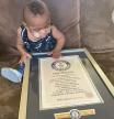 El pequeño Curtis con el diploma del libro Guinness de los récords que lo acredita como el bebé más prematuro en sobrevivir