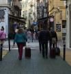 Un grupo de turistas camina por la calle San Francisco, en el centro tradicional de Alicante