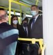 Los reyes de España, Felipe VI y Letizia, a bordo de un autobús eléctrico, acompañados por el alcalde de la capital, José Luis Martínez-Almeida (2d), hacen una parada en Atocha, mientras se dirigen a visitar las cocheras de la Empresa Municipal de Transportes (EMT) con motivo del 75 aniversario de la compañía, este lunes en Madrid.