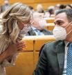 MADRID, 16/11/2021.- El presidente del Gobierno, Pedro Sánchez, conversa con la ministra de Trabajo, Yolanda Díaz, durante la sesión de control al Gobierno celebrada por el pleno del Senado, este martes en Madrid. EFE/ Mariscal