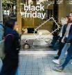 Escaparates de tiendas del centro de Barcelona anunciando los descuentos de la semana del Black Friday
