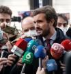 El presidente del PP, Pablo Casado, atiende a los medios al inicio de la manifestación de policías y guardias civiles contra la derogación de la Ley Mordaza