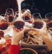 Un brindis en la mesa navideña