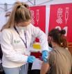 Una sanitaria administra una dosis contra la Covid-19 en el punto móvil de la plaza Manises de València
