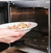 Descongelar alimentos en el microondas no es una de las mejores opciones