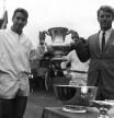 Robert Kennedy entrega el trofeo del US Open a Manolo Santana