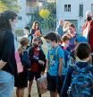 Los niños en el patio de la escuela Els Pins de Cabrianes en el primer día de inicio de curso con la pandemia de la Covid-19.