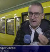 Miguel Ángel García prueba para TVE uno de los billetes con cannabis del metro de Berlín