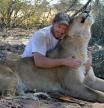 La amistad entre una leona y su cuidador ha enamorado a las redes con sus emotivos abrazos